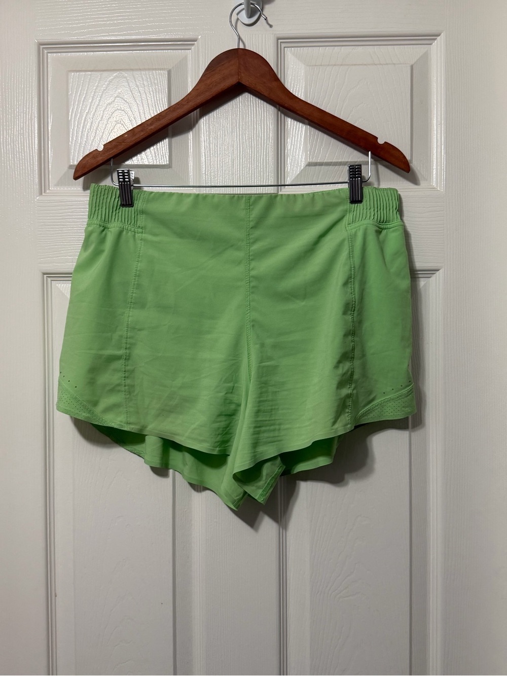 Lululemon athletica hotty hot shorts high rise short size 12 euc 4”